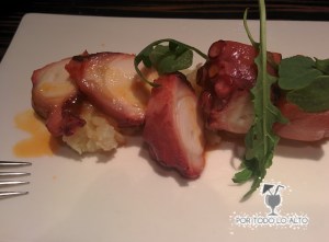 pulpo al horno con patatas mortero y salsa de pimiento