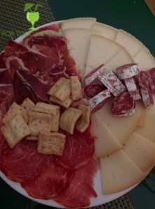 Medio plato de ibéricos y quesos variados