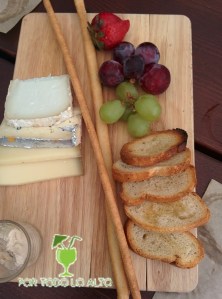 Tabla de tres quesos y frutas