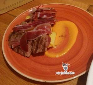 presa ibérica con jamón y salmorejo