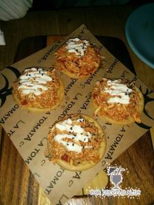 Sopes de tinga de pollo