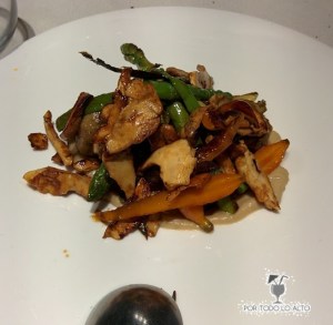 Salteado de verduras sobre crema de castañas