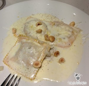 Raviolonis de calabaza sobre salsa de queso idiazabal
