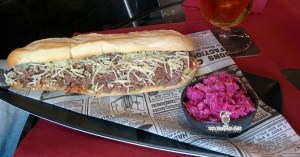 POBOY DE ASADO NEGRO 11.50€ Pan chusco recién horneado relleno de asado negro acompañado de lechuga romana y tomate.