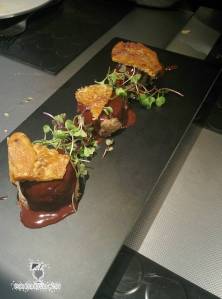 BOMBÓN DE COCHIFRITO A BAJA TEMPERATURA BAÑADO EN DEMIGLASS Y CHOCOLATE Y GALLETA DE CUERO 13 euros