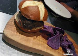 CARNE DE BÚFALO MEDITERRÁNEO CON CREMA DE TARTUFO, CHIPS DE VERDURAS Y CRUDITES 12 euros